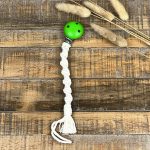 Makramee Schnullerband *naturfarben mit grünem Clip*