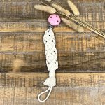 Makramee Schnullerband *creme mit rosafarbenem Clip*