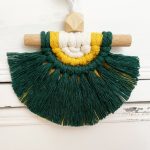 Mini-Makramee-_kleiner-Schutzengel_-Wandbehang-Wohndeko-Autodeko-Geschenk-Fuehrerschein-gruen-gelb-creme