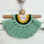 Mini-Makramee-_kleiner-Schutzengel_-Wandbehang-Wohndeko-Autodeko-Geschenk-Fuehrerschein-mint-gruen-gelb-creme