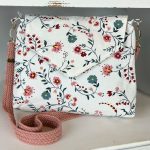 handgemachte-Handtasche-Unikat-Stoff-weiss-Blumenranken-auf-weissem-Untergrund-Blumenmuster-altrosa-blau-rot-Handtaschenhenkel-6